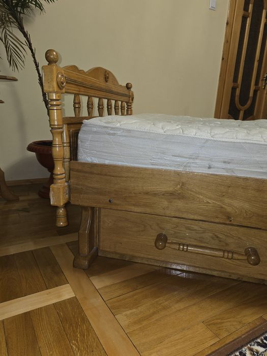 Ліжко дубове півтораспальне