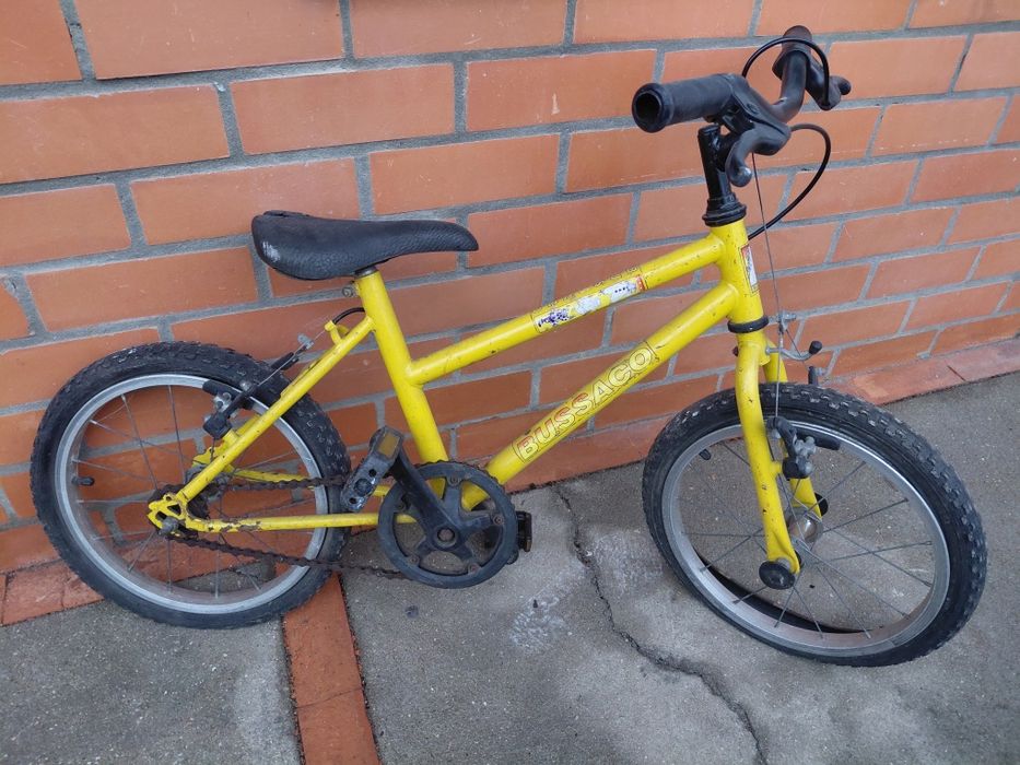 Bicicleta de criança roda 16 a precisar de pneus e câmaras novas 15€