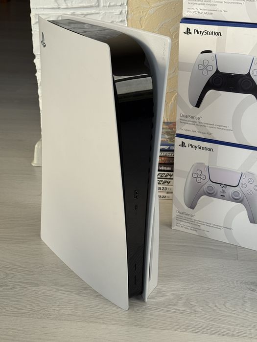 Playstation 5 825Gb Blu-Ray повний комплект в гарному стані