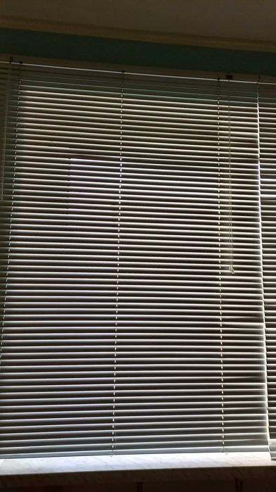 Żaluzje białe i srebrne aluminiowe okienne