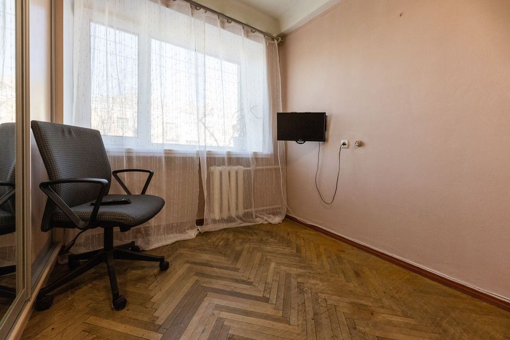 Продаётся 2 комнатная квартира Севастопольская пл.