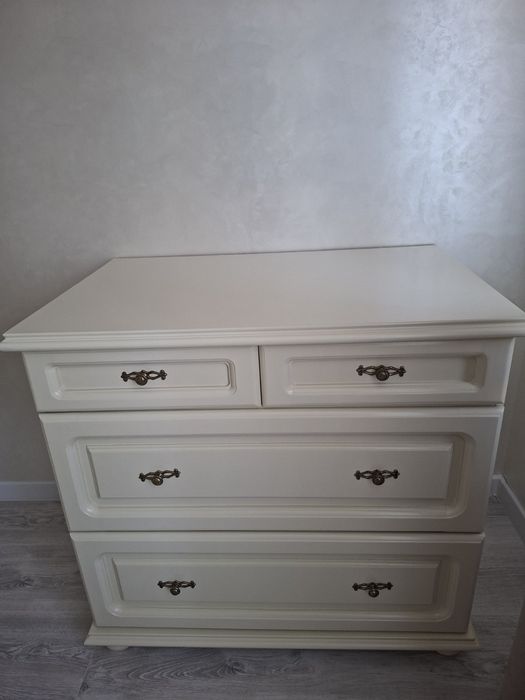 Спальня з масиву ліжко, комод, шафа