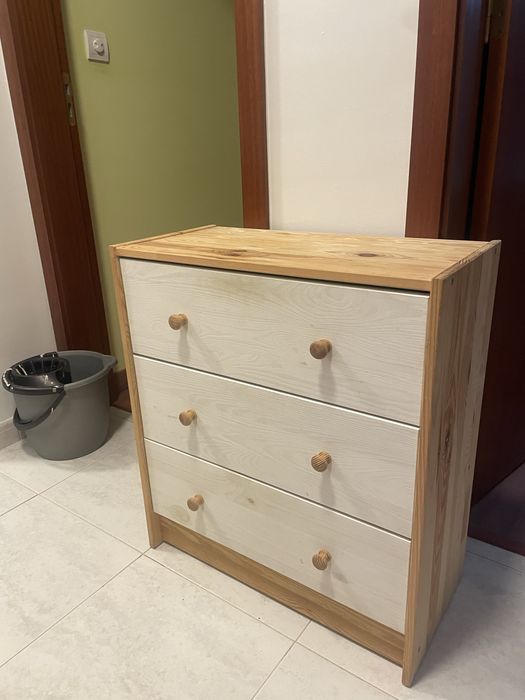 Cómoda de madeira IKEA