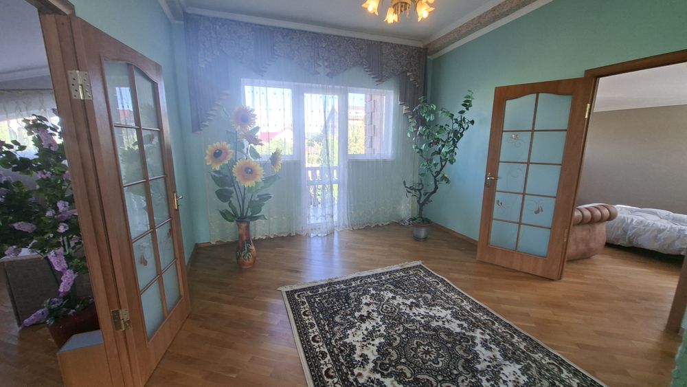 Продаж просторого будинку у передмісті  Івано-Франківська . Площа 235 м2. Земельна ділянка 25 соток. 2 Гаражі . Басейн. Комунікації. 15 км до міста