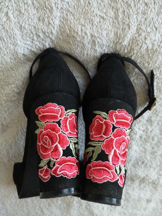 Czarne haftowane w kwiaty buty sandały na obcasie platformie DinSko 40