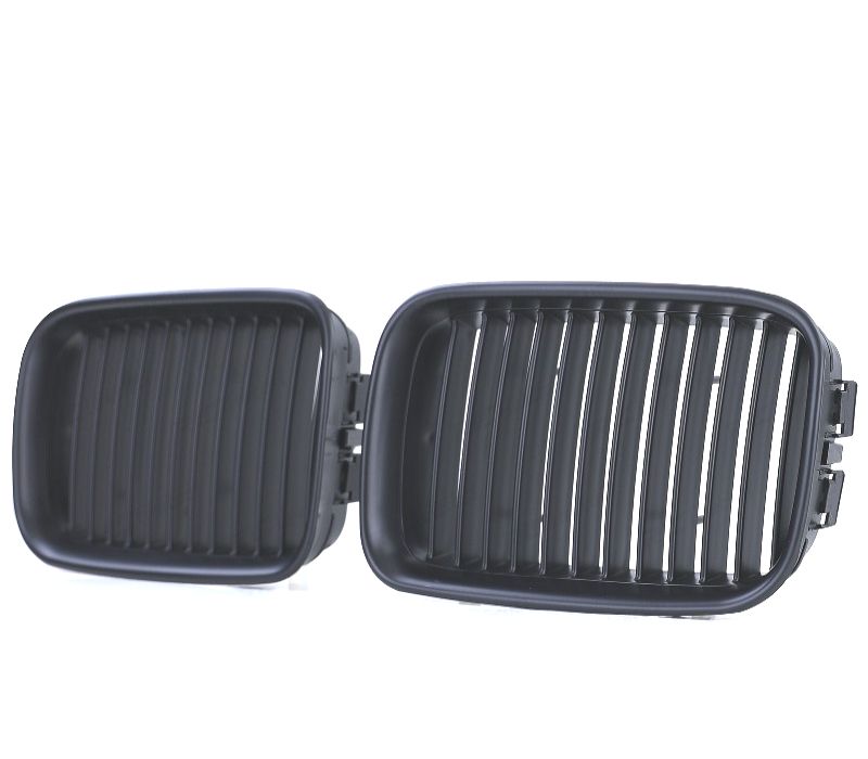 GRELHAS FRONTAIS BMW E36 91-96 LOOK M PRETO MATE