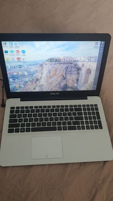 Ноутбук комп'ютер Asus білий
