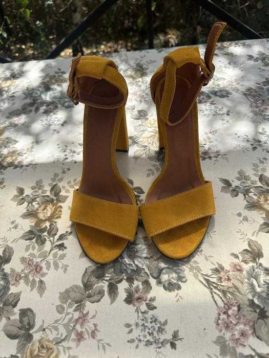 Босоніжки жовті замшеві