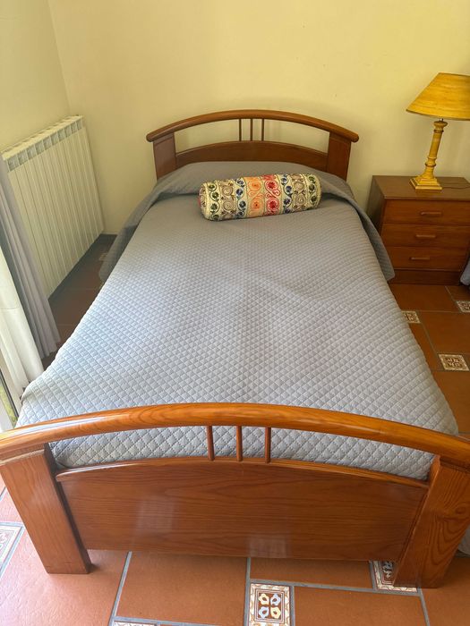 Mobília quarto (2 camas solteiro + 1 mesa de cabeceira), em pinho