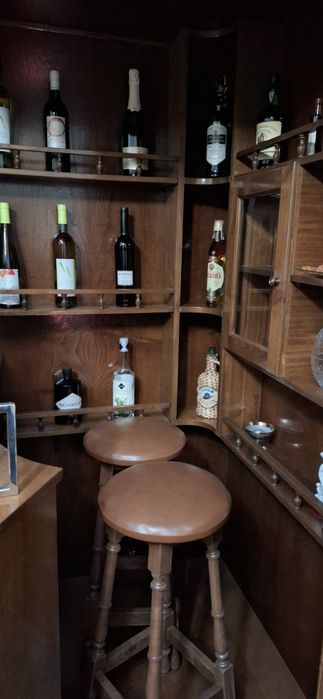 Bar com movel e 2 bancos