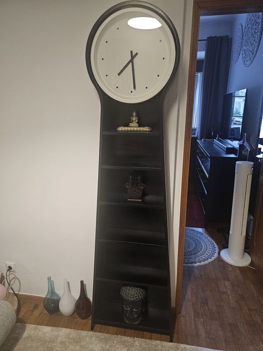 Estante ikea com relógio  como nova