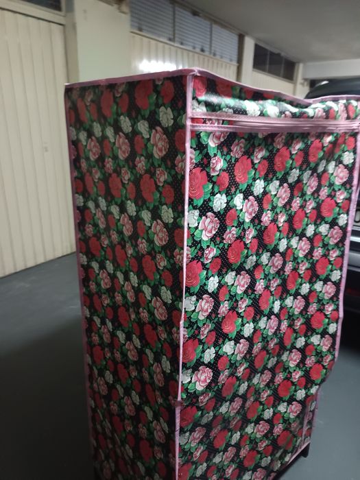 Vendo armário capa para roupa em bom estado.76x142.