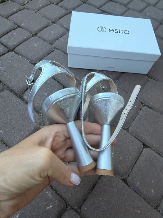 Босоніжки Estro в стразах в камінчиках