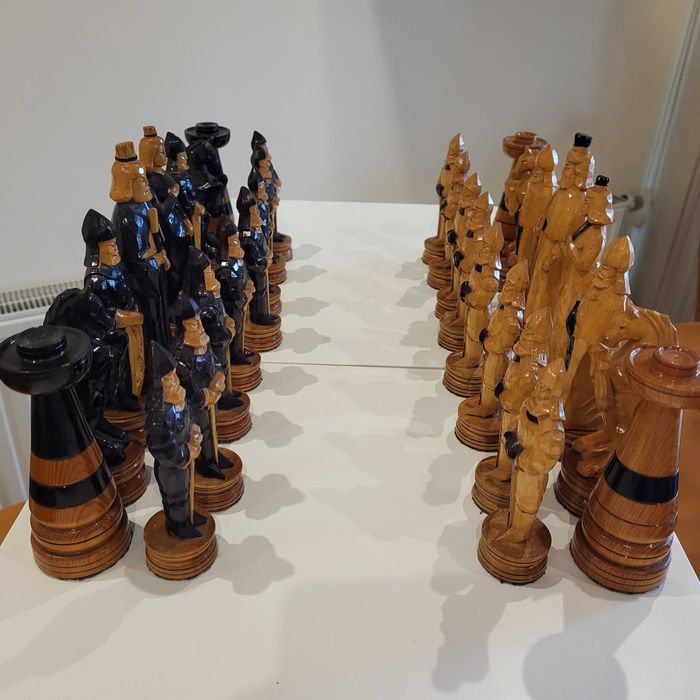Szachy drewniane ręcznie robione bez szachownicy.