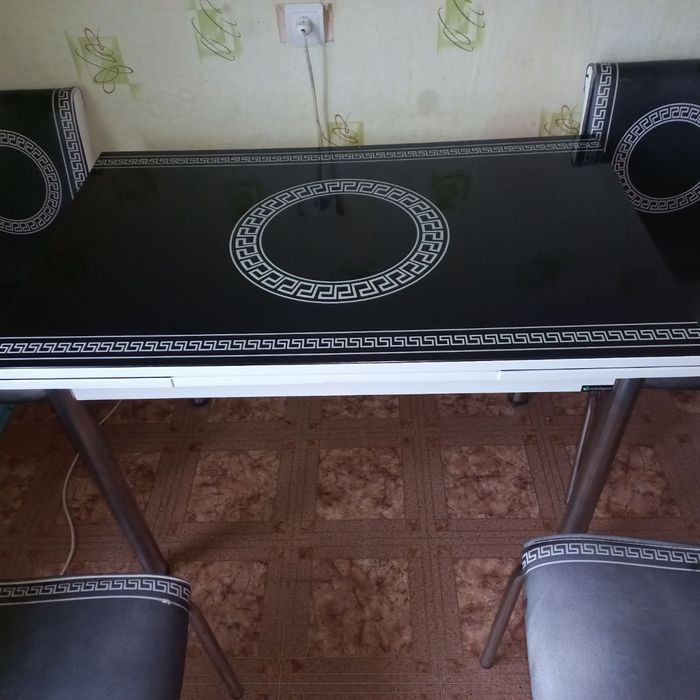 Продам раскладной стол кухонный+4 стула