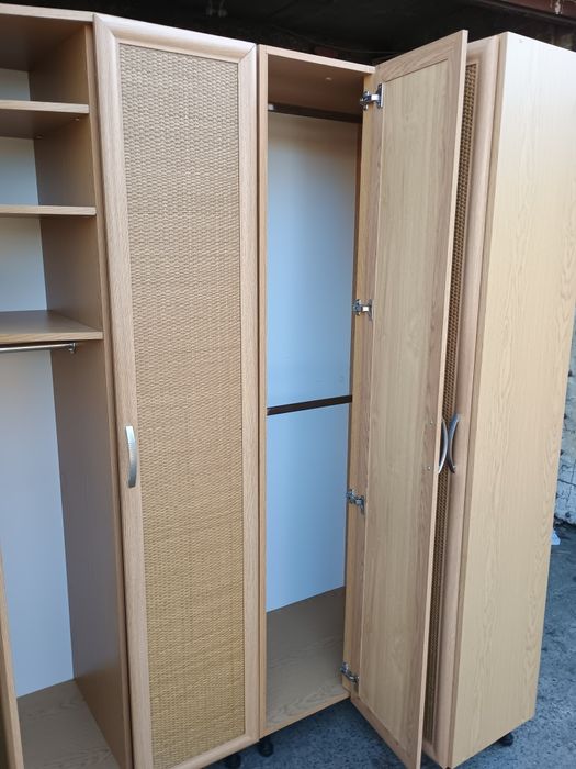 Szafa narożna z rattanowymi frontami 160 × 210 cm – bardzo pojemna