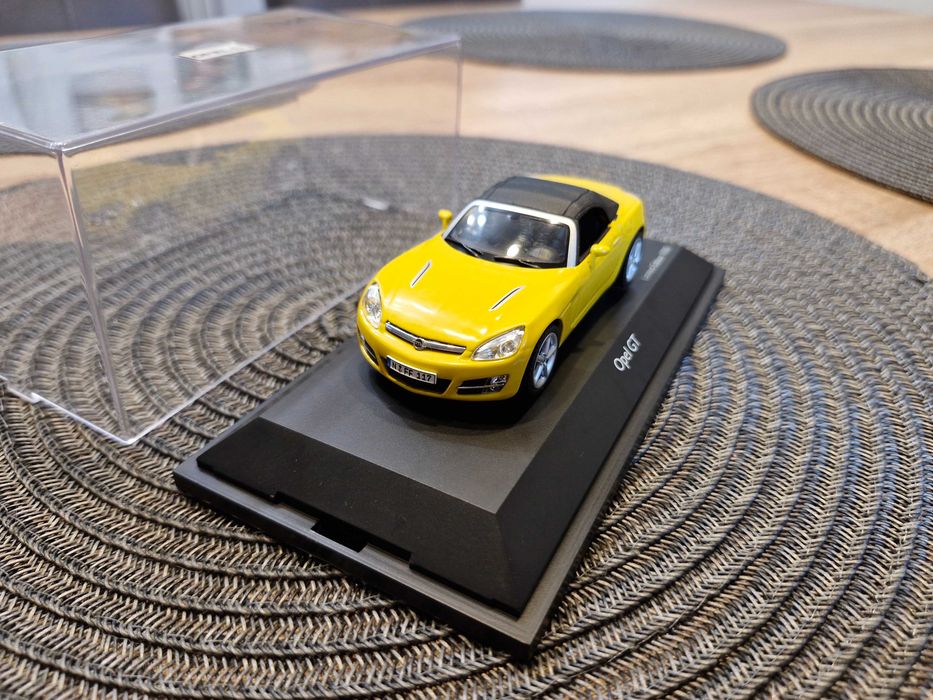 Opel GT cabrio żółty limit 1000 szt Schuco 1:43