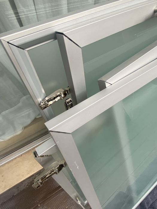 Portas de armário de cozinha em vidro fosco.