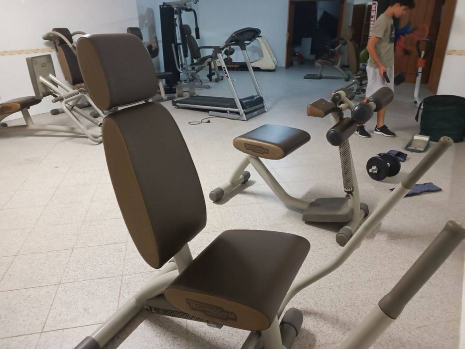 Ginásio Technogym com 9 máquinas