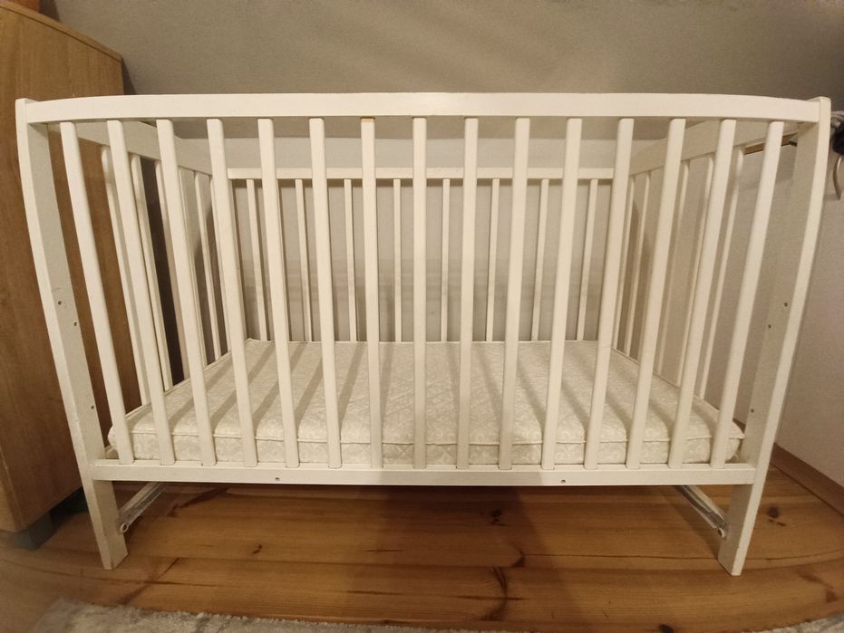 Łóżeczko dla niemowlaka/małego dziecka  wraz z materacem
