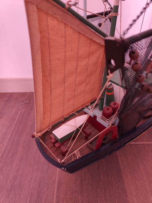 barco de pesca em madeira