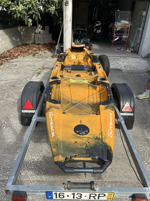 Kayak Hobie Outback Camo de 2024 com accessorios e reboque