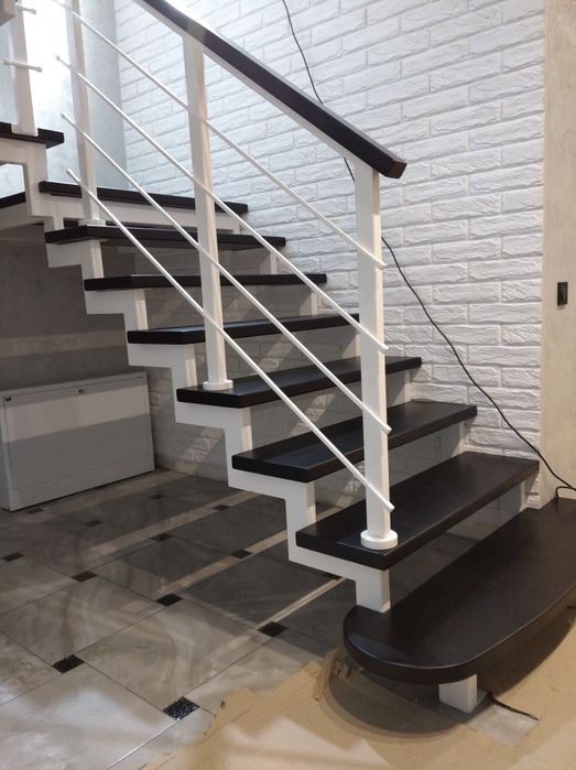 Сходи лофт металевий каркас сходинки перила лестница драбина