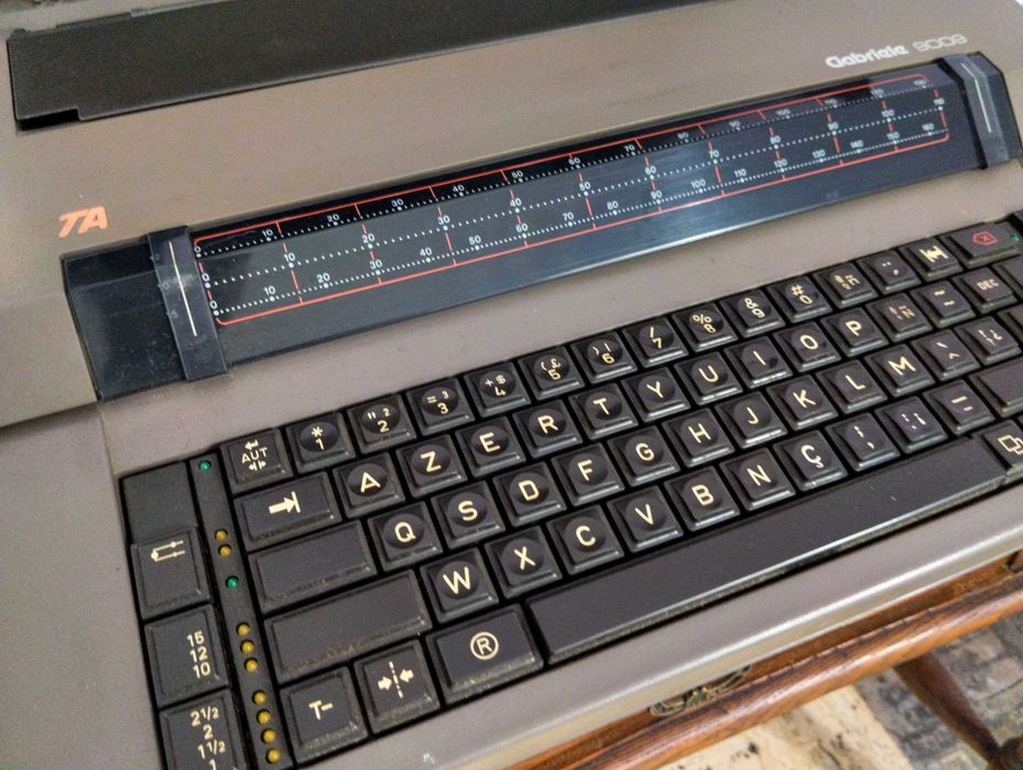 Máquina de escrever elétrica Triumph Adler (TA) Gabriele 9009