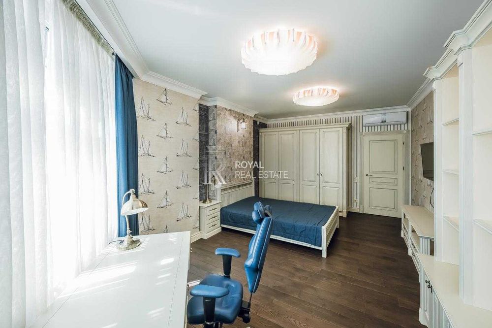 Продаж 3-кімнатної квартири Київ ЖК Космополітен 117 м² 9 поверх преміальний ремонт меблі з масиву дерева паркетна дошка охорона