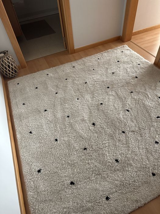 Tapete branco e bolas pretas 200x200 Estado como Novo