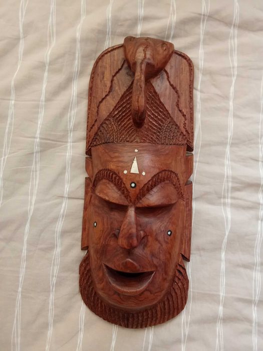 Африканська маска з червоного дерева