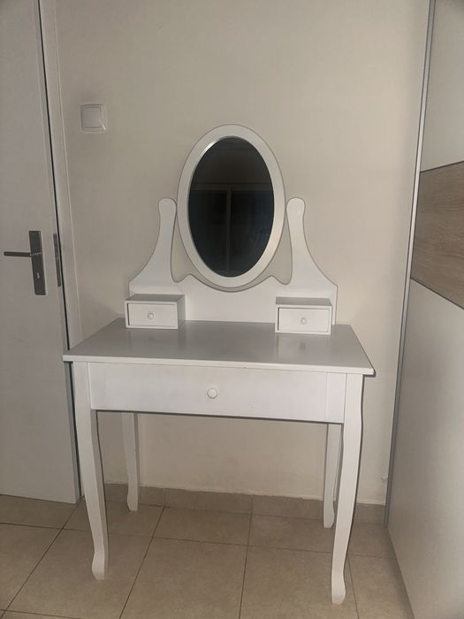 Penteadeira branca, cono nova. E um preço  negociavel!