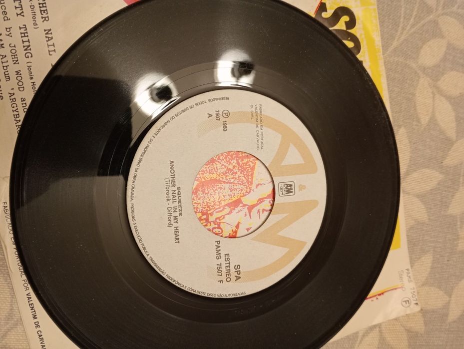 Vinil 7 'pol dos The Squeeze com o single Another nail on my heart.