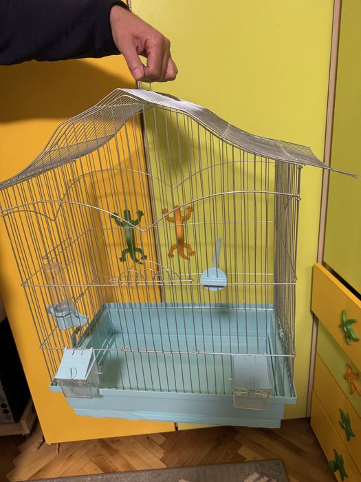 Простора клітка для папужки
