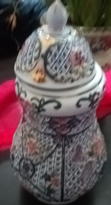 Pote com tampa em porcelana