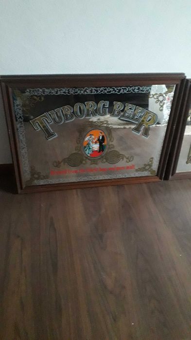 Espelhos com publicidade de cerveja