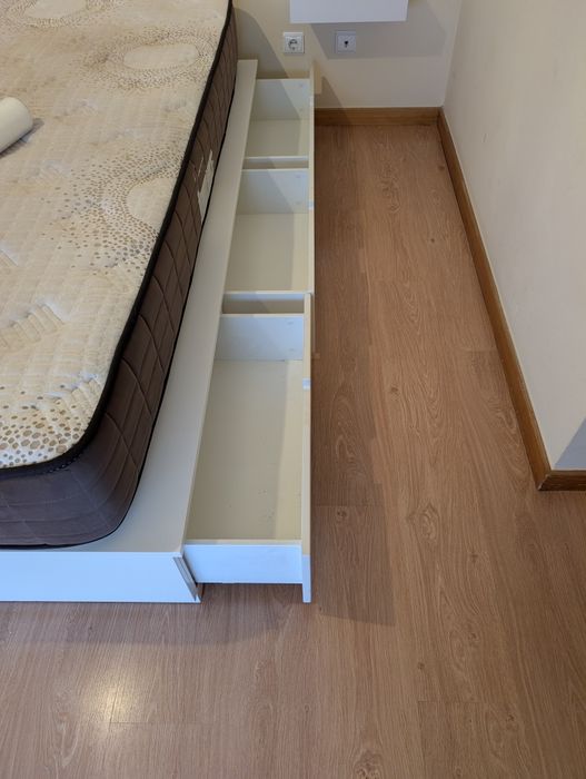 Cama de casal com arrumação