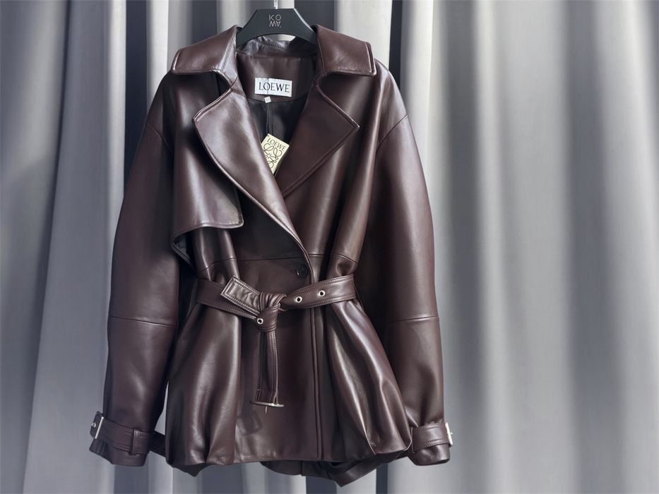 Бордовый кожаный тренч Loewe под пояс • Короткое пальто из кожи куртка