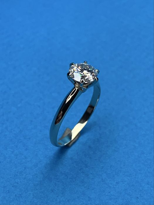 Каблучка в білому золоті з діамантом в стилі Tiffany Setting