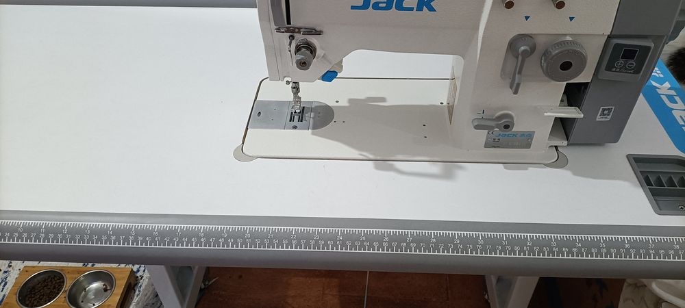 Máquina de costura Zig Zag e ponto corrido