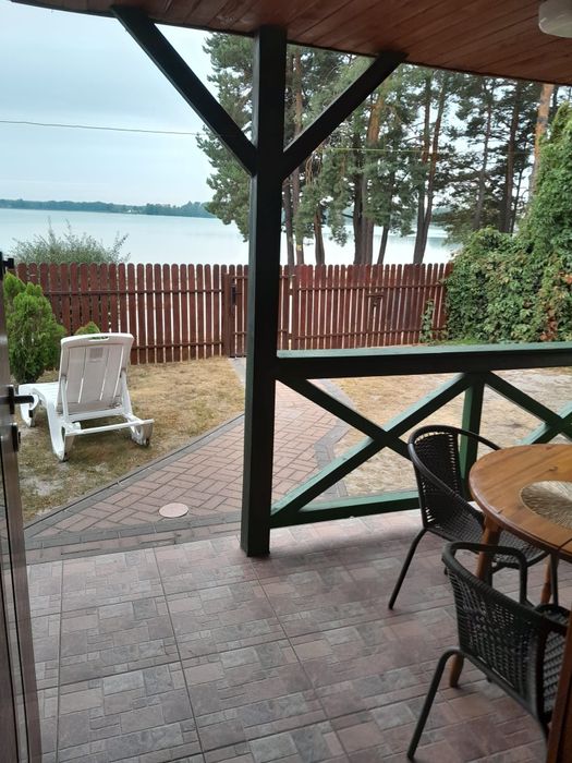 Domek nad jeziorem Białym w okunince