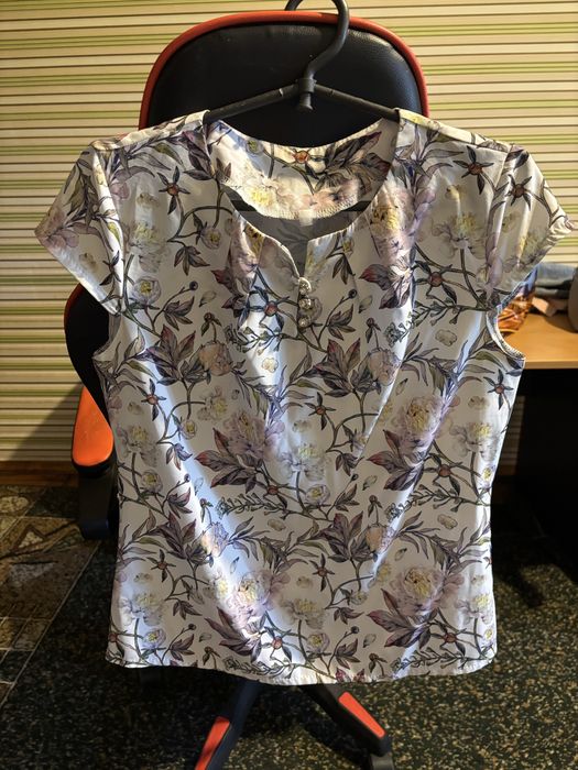 Продам блузи на короткому рукаві