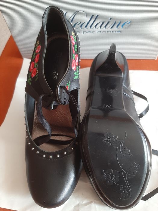 Damskie buty skórzane.