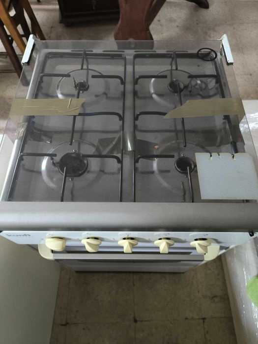 Mesa com tampo mármore e fogão