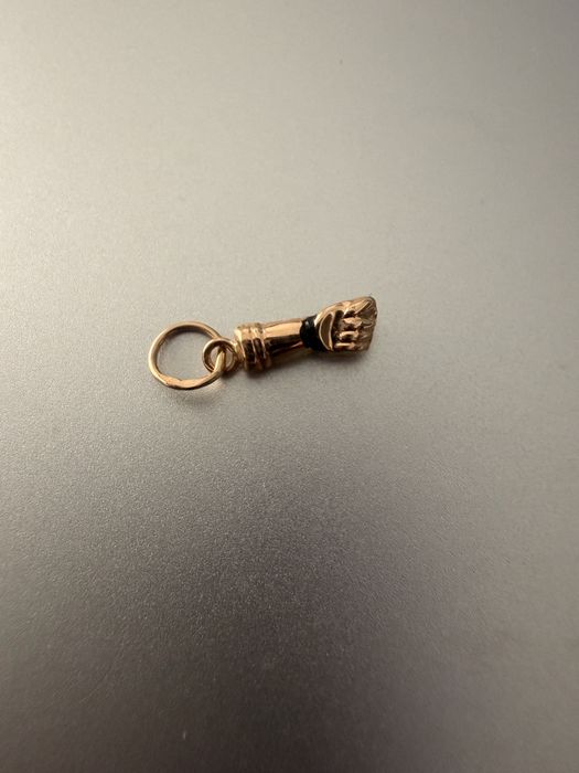 Figa em ouro 19k,com 0,22 gr