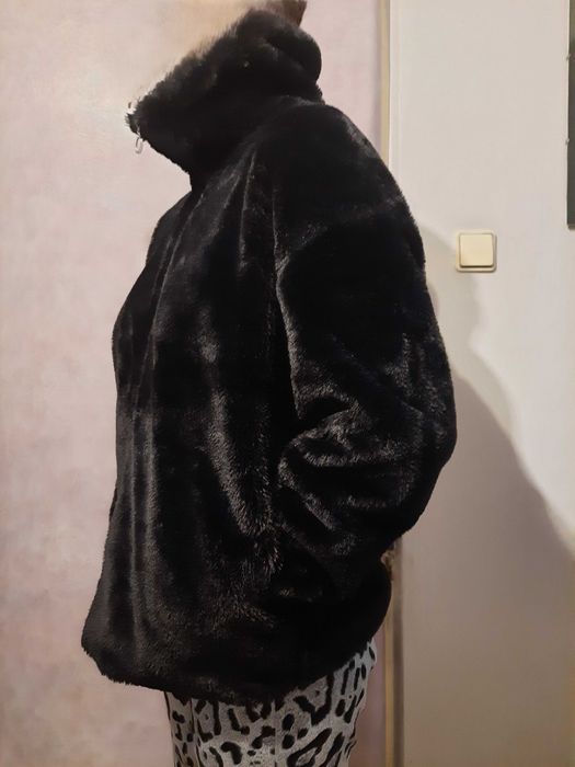 Czarne sztuczne futerko