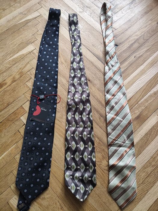 Краватки чоловічі нові.
