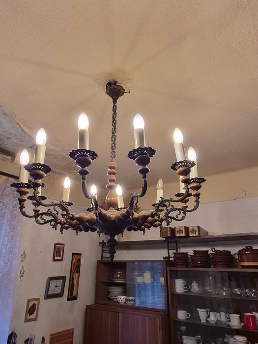 Duży żyrandol i kinkiet