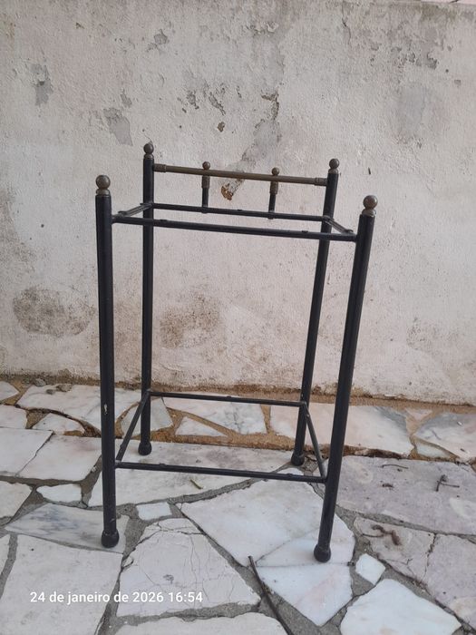 Mesa de apoio metálica com tampos de pedra