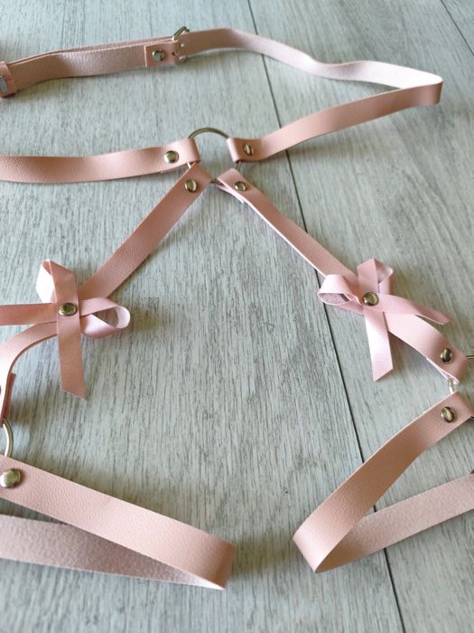 Uprząż harness z kokardkami na uda i pośladki, bielizna erotyczna